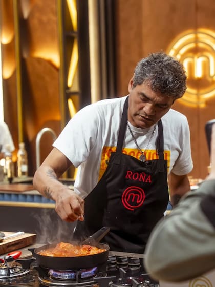 El exboxeador preparó albóndigas de pollo con salsa de tomate y puré de papas