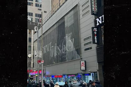 El excampeón de boxeo adquirió la propiedad en Manhattan por más de 20 millones de dólares, que incluye oficinas y un cartel publicitario generador de ingresos