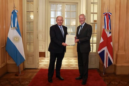 El excanciller Gerardo Werthein junto al nuevo embajador británico en el país, David Cairns.