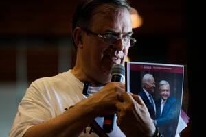 El excanciller mexicano Marcelo Ebrard muestra un reporte de su gestión como ministro de Relaciones Exteriores, presentado con una foto del presidente de México, Andrés Manuel López Obrador y del presidente de Estados Unidos, Joe Biden, en una conferencia de prensa en una librería en Ciudad de México, el lunes 12 de junio de 2023. Ebrard anunció el lunes 19 de junio de 2023 que, de ganar la candidatura de Morena y ser electo presidente, colocaría al hijo del mandatario, Andrés Manuel López Beltrán, a cargo de una nueva secretaría dedicada a la "cuarta transformación". (AP Foto/Fernando Llano)