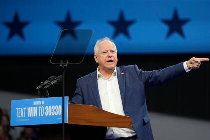 El excandidato demócrata a la vicepresidencia y gobernador de Minnesota, Tim Walz, habla en un evento de campaña con el expresidente Barack Obama, el martes 22 de octubre de 2024, en Madison, Wisconsin