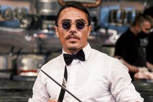 El excéntrico chef internacional se prepara para abrir el primer restaurante en Londres donde ofrecerá su platillo bañado en oro