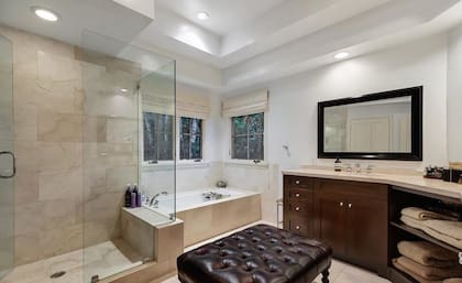 El exclusivo baño de la  casa que Sandra Bullock acaba de comprar en Beverly Hills.