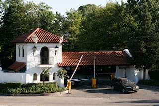 Tres ladrones encapuchados y armados irrumpieron en una casa de Tortugas Country Club y se llevaron un Audi