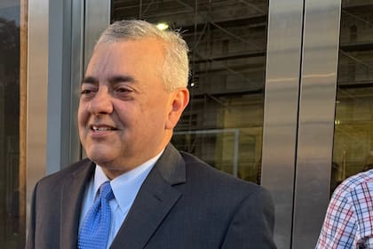 El excongresista David Rivera llega al tribunal de Miami el 24 de marzo del 2026. (AP foto/Joshua Goodman)