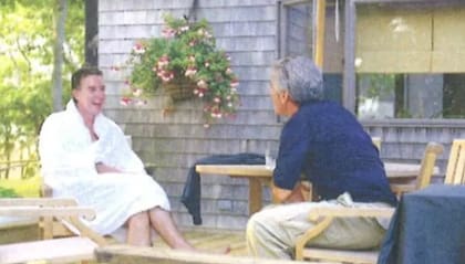 El exdiplomático británico Peter Mandelson (izquierda) con Jeffrey Epstein