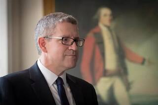 Realeza: Isabel II nombra al exdirector del MI5 como jefe de su casa real