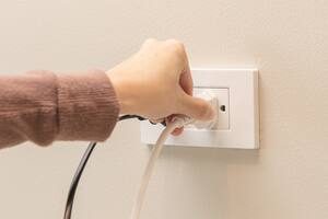 El exdirector ejecutivo de Google, Eric Schmidt, ha advertido sobre el rápido avance y evolución de la Inteligencia Artificial (IA) actualmente, respecto a lo que ha valorado que, llegado el momento, cuando una tecnología tiene la capacidad de mejorar por sí misma, hay que considerar "desconectarla"