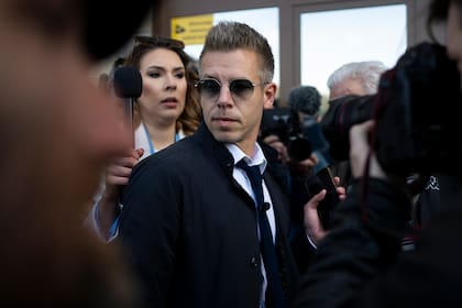 El exfuncionario del gobierno húngaro Peter Magyar arriba a la oficina del procurador en Budapest, martes 26 de marzo de 2024. Magyar publicó un audio el martes que, dice, es la prueba de delitos cometidos en altos niveles del gobierno que encabeza el primer ministro populista Viktor Orbán. (AP Foto/Denes Erdos)