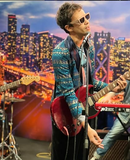 El exfutbolista de River y la selección argentina dedicó su tiempo a la creación de una banda donde él es el cantante