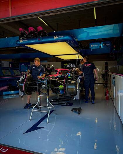 El exfutbolista de Vélez mostró su apoyo a Franco Colapinto al asistir a las prácticas libres y llevarle un regalo; también estuvo en el paddock (Foto: Instagram @santiicastro21)