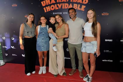 El exfutbolista Fabián Cubero junto a su pareja, Mica Viciconte, y todos sus hijos: Indiana, Allegra y Sienna, fruto de su matrimonio con Nicole Neumann, y el benjamín de la familia, Luca