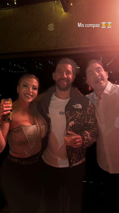 El exfutbolista junto a Eva Anderson y Cachete Sierra, en una fiesta de los participantes de MasterChef