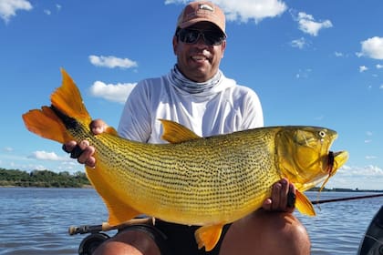 El exfutbolista organiza tours por el norte argentino donde pescan dorados y surubíes