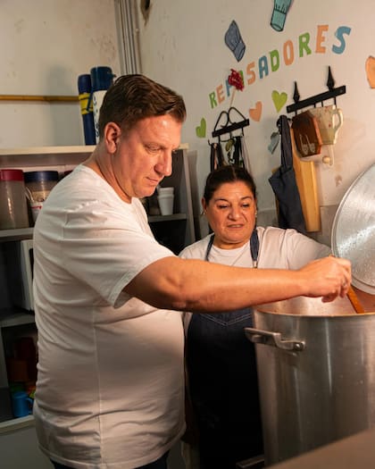 El exfutbolista se sumó como voluntario y compartió todos los detalles en sus redes (Foto: Instagram @officialmaxilopez)