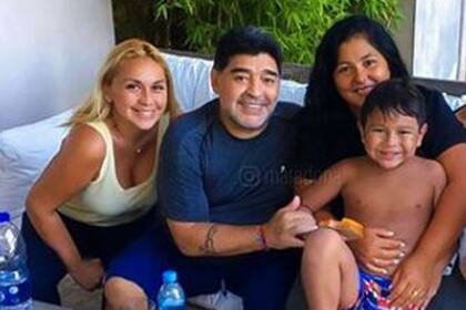 El exfutbolista subió a su cuenta de Instagram una imagen junto al menor de sus hijos y su ex