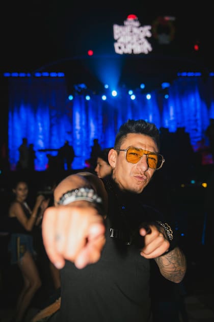 El exfutbolista y participante del Bailando, Brian Sarmiento, bailó hasta el amanecer en la fiesta de cumbia