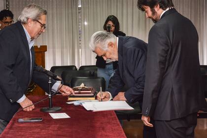 El exgoberandor Sergio Acevedo al momento de jurar en su cargo como nuevo vocal ante el Tribunal Superior de Justicia.