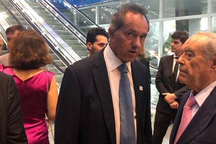 El exgobernador bonaerense Daniel Scioli dialoga con Florencio Aldrey Iglesias, dueño del diario La Capital de Mar del Plata