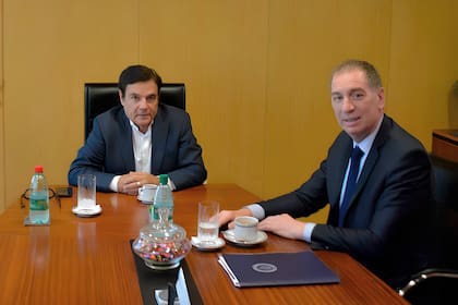 El exgobernador de Misiones Carlos Rovira y el ministro del Interior, Diego Santilli, ayer, en Posadas