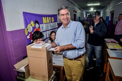 El exgobernador Jorge Capitanich, al momento de votar este domingo