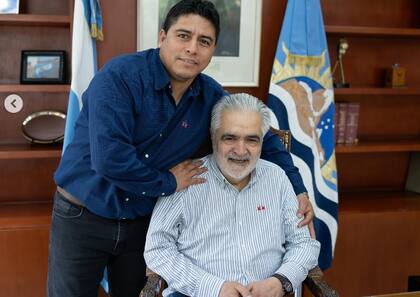 El exgobernador Sergio Acevedo, sentado en el despacho que supo ocupar entre 2003-2006 en una visita que realizó al gobernador Claudio Vidal.