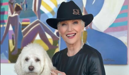 El éxito de Maye Musk en el país se disparó en 2020 con la publicación en chino de sus memorias, A Woman Makes a Plan: Advice for a Lifetime of Adventure, Beauty, and Success, especialmente bien recibidas por el público femenino (Instagram @mayemusk)