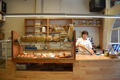 El éxito en su local original de Palermo fue tal, que lo llevó a abrir un segundo espacio en Colegiales, donde trasladó la producción de panes