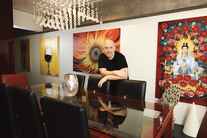 El exitoso director de teatro en el comedor de su casa, donde cada detalle tiene su sello.