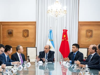 El exjefe de Gabinete Guillermo Francos, junto al gobernador de Santa Cruz, Claudio Vidal; Wang Wei, embajador de la República Popular China en Argentina, y directivos de la empresa china Gezhouba