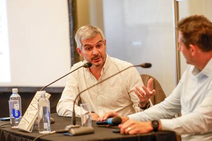 El exjefe de Gabinete Marcos Peña presentó su libro "El arte de subir (y bajar) la montaña" en la Feria del Libro, con la moderación de Juan Pablo Varsky en la sala V. Ocampo