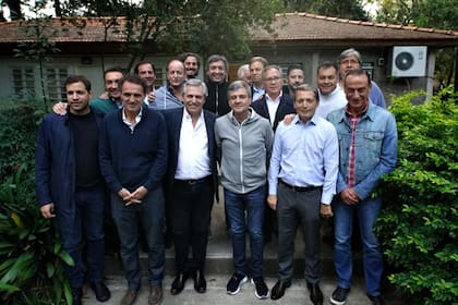 Una año atrás, Alberto Fernández posaba junto a los intendentes y Máximo Kirchner, ausente en los últimos encuentros