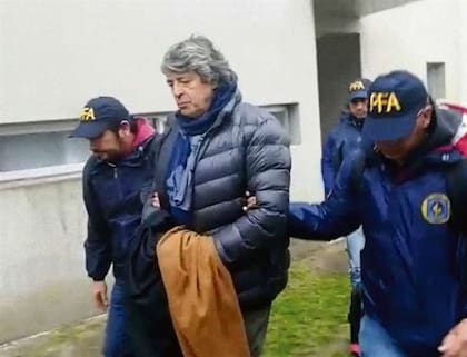 El exjuez César Melazo, ayer, al ser detenido por personal de la Policía Federal