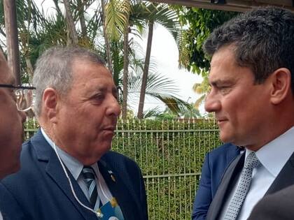 El exjuez Sergio Moro saluda al senador Eduardo de Angeli, en la reunión de legisladores del agro en Brasilia