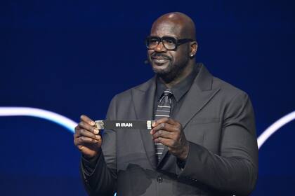 El exjugado de la NBA Shaquille O'Neal sostiene el papel con el nombre de Irán durante el sorteo a la Copa Mundial 2026 el viernes 5 de diciembre del 2025. (Mandel Ngan/Pool Photo via AP)