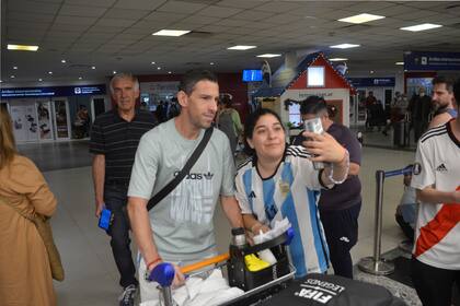 El exjugador Maxi Rodríguez se sacó fotos con todos los fans que esperaban desde temprano en Ezeiza