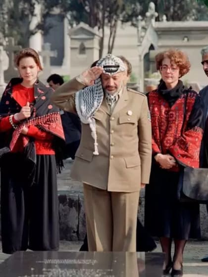 El exlíder de la OLP, Yasser Arafat, frente a la tumba de Mahmoud Hamshari en el cementerio Père Lachaise en París el 3 de mayo de 1989. Hamshari fue asesinado en París en diciembre de 1972