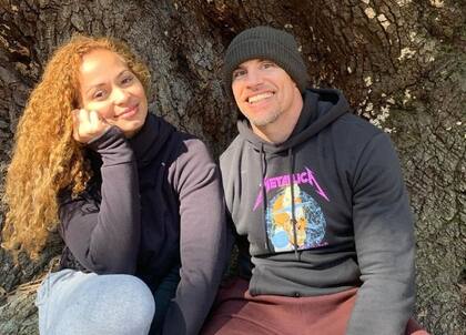 El exluchador de MMA estaba en España con su esposo cuando le arrancaron una cadena del cuello