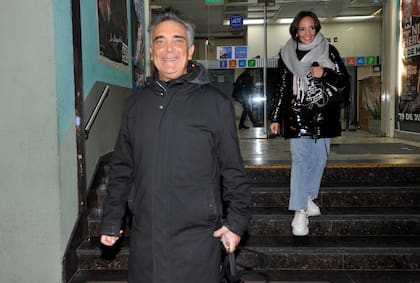 El exmarido de Cecilia Milone y su actual pareja fueron los últimos en salir del teatro, luego de que todos los artistas y el público se retiraran del lugar; la pareja se mostró sonriente frente a las cámaras