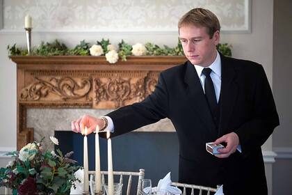 El exmayordomo Grant Harrold creó la "Escuela Real de Mayordomos"