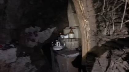 El exmilitar instaló una cocina dentro de la cueva y una cama