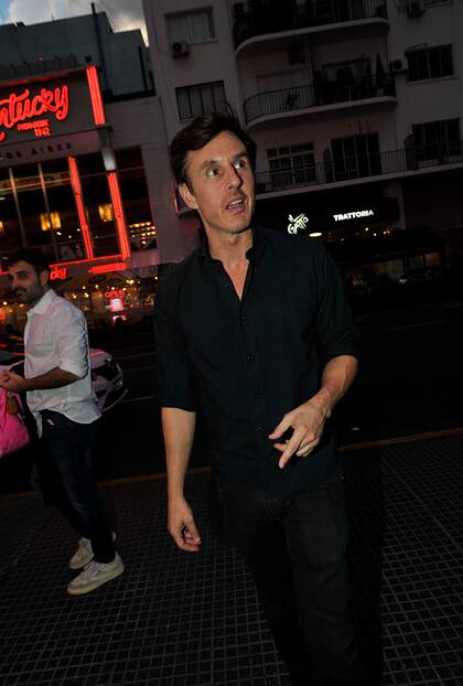 El exministro de Desarrollo de la Ciudad de Buenos Aires Roberto Moritán, en tanto, llegó solo a la cita, vestido íntegramente de negro