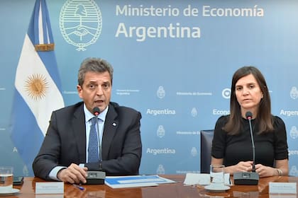 El exministro de Economía, Sergio Massa y la exdirectora de la Anses, Fernanda Raverta, durante un anuncio para jubilados durante el gobierno de Alberto Fernández y Cristina Kirchner