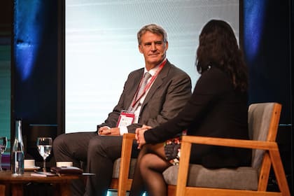 El exministro de Economía y expresidente del Banco Central volvió a cuestionar la solidez del programa de Milei en el mismo foro donde antes había expuesto Bausili con un tono opuesto