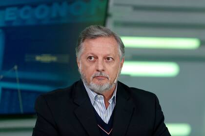 El exministro de Energía contó su verdad, tras su salida del Gobierno, en Mesa Chica