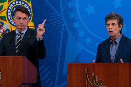 El exministro de Salud de Brasil, Nelson Teich, junto al presidente Jair Bolsonaro