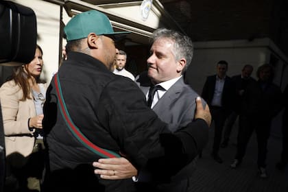 El exministro Marcelo D'Alessandro saluda al padre de Lucas González al retirarse de los tribunales, después de prestar declaración por el crimen del adolescente