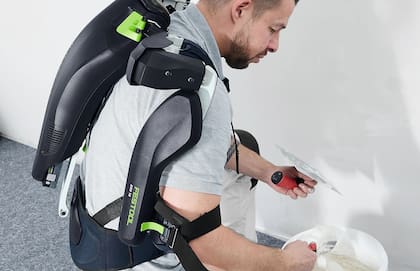 El exoesqueleto ExoActive de Festool facilita el trabajo de albañilería al ofrecer un soporte activo y regulable para el cuerpo del usuario