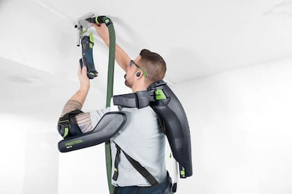 El exoesqueleto ExoActive de Festool facilita el trabajo de albañilería al ofrecer un soporte activo y regulable para el cuerpo del usuario