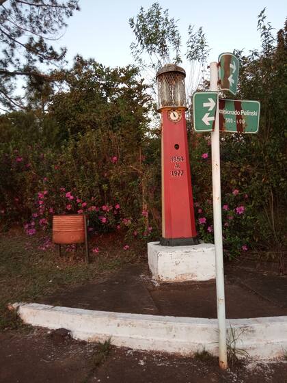 El expendedor de combustible a manivela, una joyita que dejó de funcionar hace casi 50 años, pero se conserva como una reliquia, también sobre la ruta nacional 12.